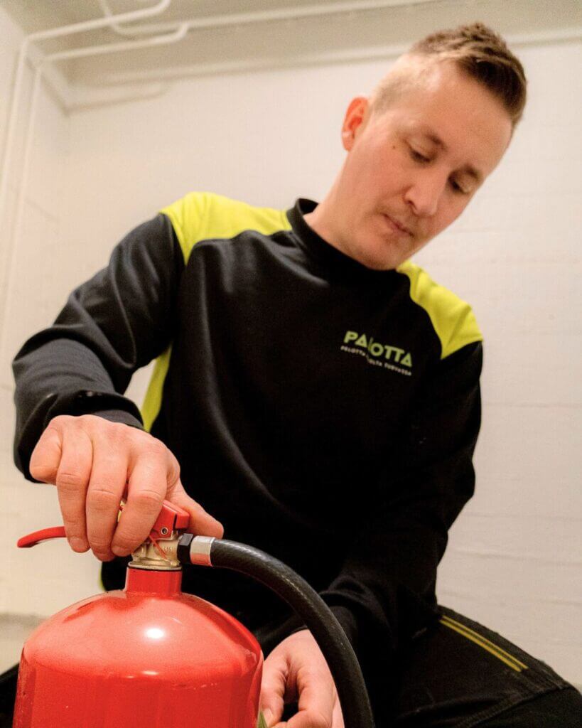 Jesse Kokko tarkistamassa sammutinta