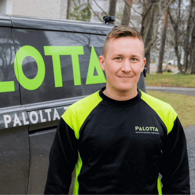 Kuvassa Palotan Jesse hymyilee kameralle takanaan Palotan pakettiauto.