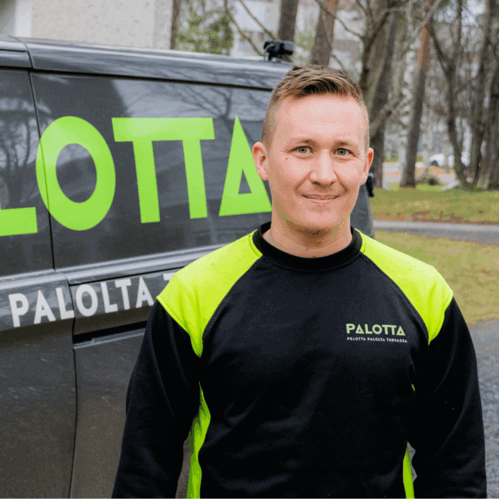 Kuvassa Palotan Jesse hymyilee kameralle takanaan Palotan pakettiauto.